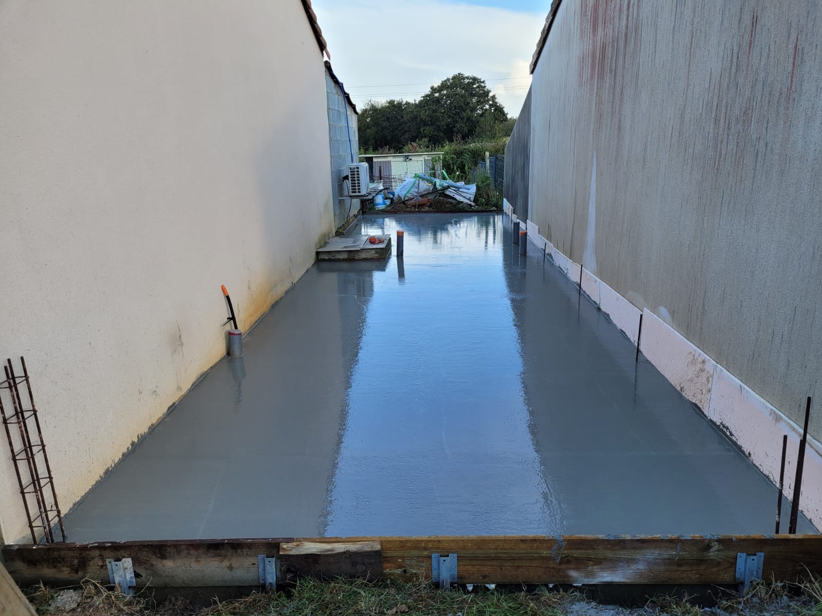 Coulage d'une dalle béton pour aménagement extérieur en Vendée