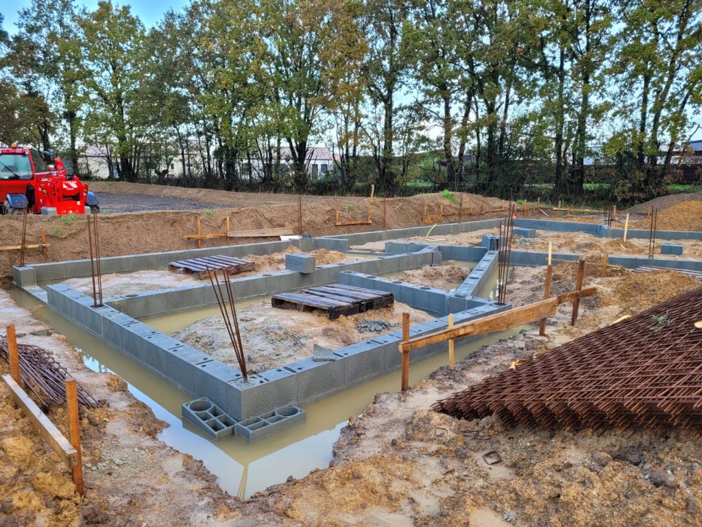 fondation maison parpaing construction vendee.jpg