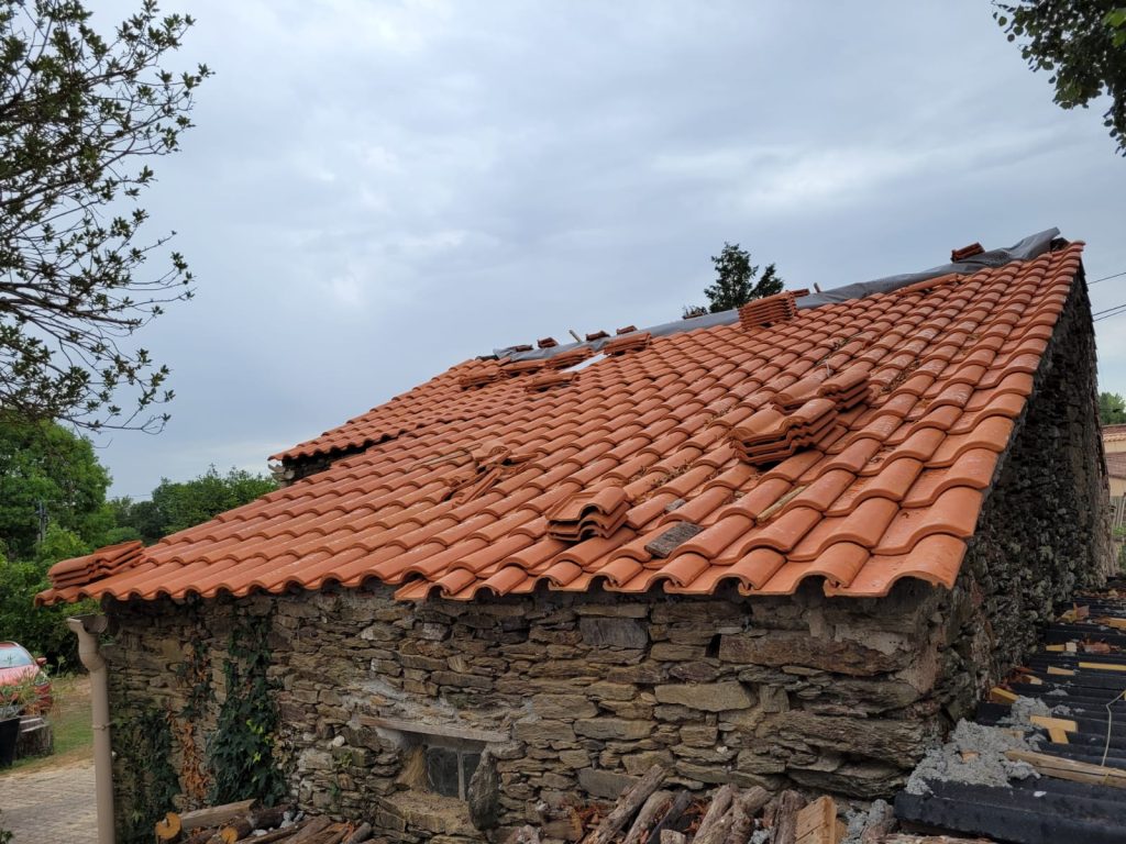 pose toiture tuiles maison pierre vendee.jpg