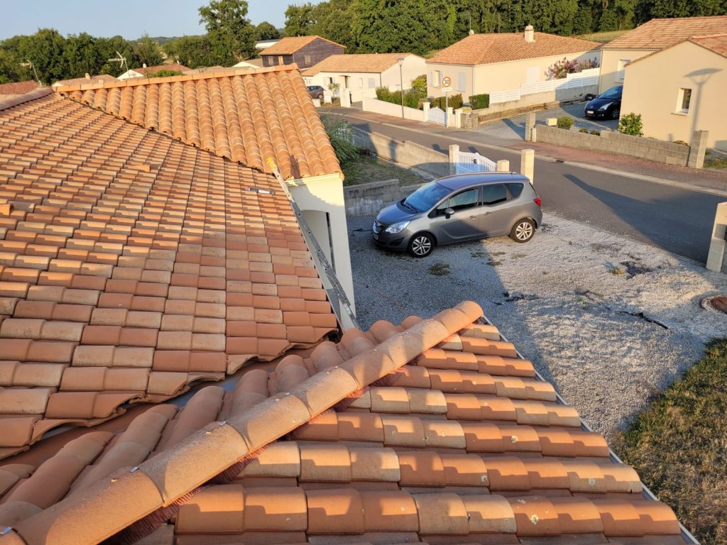 Rénovation toiture en tuiles terre cuite sur maison en Vendée