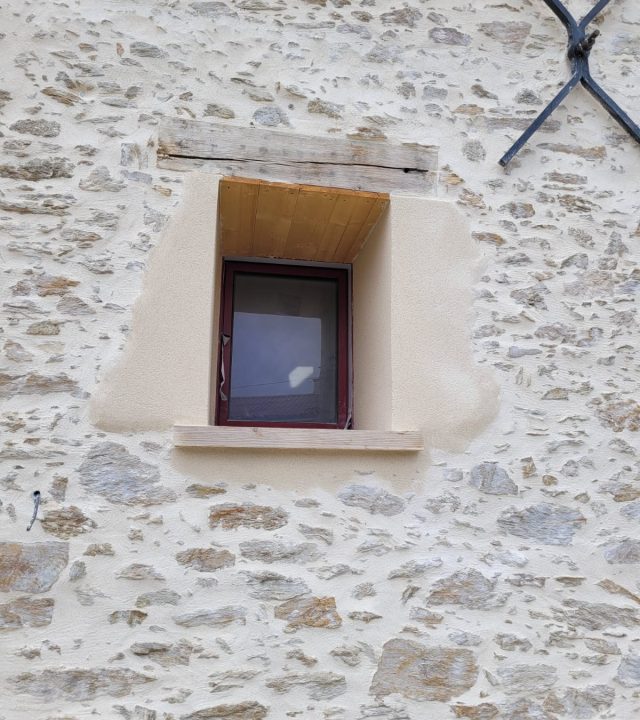 Rénovation façade en pierre avec encadrement de fenêtre en Vendée